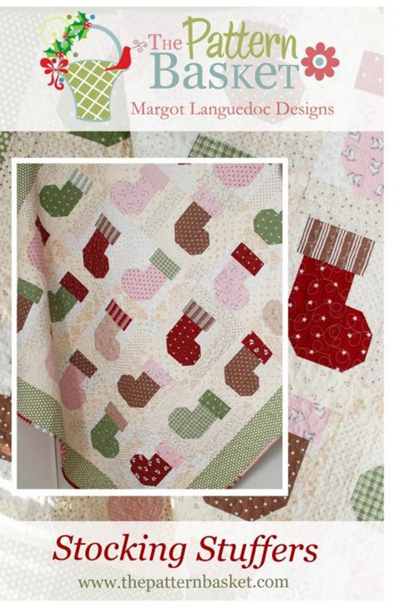 Może przedstawiać: Wz&oacute;r patchworku z r&oacute;żnymi kolorowymi skarpetkami w r&oacute;żnych wzorach. Patchwork składa się z kwadrat&oacute;w i prostokąt&oacute;w, a skarpetki są ułożone w losowym wzorze. Patchwork nazywa się "Stocking Stuffers" i jest dostępny w The Pattern Basket, Margot Languedoc Designs.