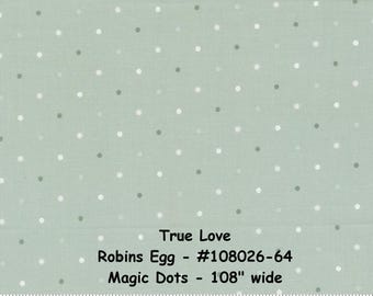 Może przedstawiać: Jasnozielona tkanina z wzorem w małe białe i jasnoszare kropki. Nadrukowany na tkaninie tekst brzmi: True Love, Robins Egg - #108026-64, Magic Dots - 108" wide. Linijka na dole pokazuje skalę w calach.
