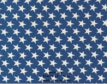 Może przedstawiać: Tkanina w kolorze granatowym z wzorem białych gwiazd. Tkanina jest oznaczona "Belle Isle #14922-15 - Navy Cream Stars on Navy".