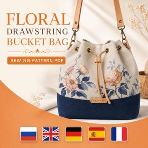 Puede incluir: Un bolso tipo saco con parte superior de lona beige con estampado floral, base azul oscuro y correas de cuero beige. El bolso tiene cierre de cordón y una etiqueta rectangular con la inscripción GEUDENS. Texto: FLORAL DRAWSTRING BUCKET BAG SEWING PATTERN PDF.