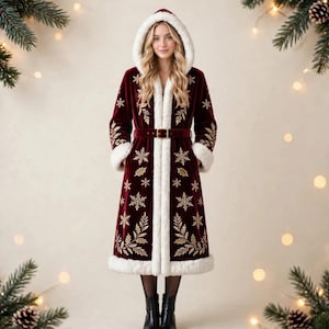 Cappotto natalizio in velluto bordeaux, ricami dorati, finiture in pelliccia bianca, vestaglia lunga con cappuccio, cappotto da donna