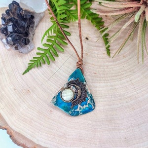 Pedra Jasper tingida turquesa com pingente de lua crescente e colar com pingente branco brilhante, cordão de couro marrom, vibrações hippie, boho, colar luna