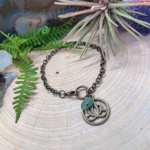 Lotus Bettelarmband, grüner Aventurin Stein Chip, Meditation Schmuck, Yoga Schmuck, Boho Schmuck, Hippie Schmuck, Festival Accessoire