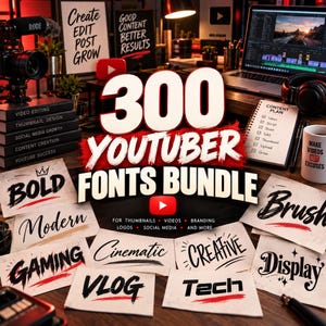 Op de afbeelding: Een digitaal productpakket getiteld 300 YOUTUBER FONTS BUNDLE met diverse voorbeelden van letterstijlen zoals BOLD, Modern, GAMING, Cinematic, CREATIVE, VLOG, Tech, Brush en Display op witte kaarten met rode accenten op een bureau.