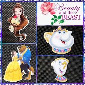 Peut inclure: Un collage d'images des personnages de "La Belle et la Bête". Comprend Belle, la Bête, Mme. Samovar et Zip. Le titre "Beauty and the Beast" est affiché avec une rose rose et des feuilles vertes. Les personnages sont aux couleurs vives.