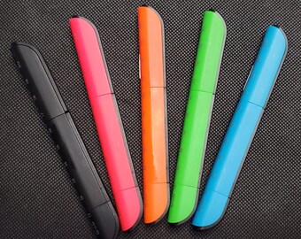 Puede incluir: Cinco reglas retráctiles de diferentes colores: negro, rosa, naranja, verde y azul. Cada regla tiene una carcasa de plástico negro con marcas blancas.