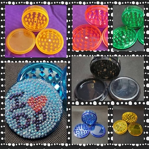 Puede incluir: Un conjunto de molinillos de plástico de colores con una variedad de diseños. Los molinillos están hechos de plástico transparente y tienen un patrón de diamante en la parte superior. Los molinillos están disponibles en rojo, naranja, verde, azul y negro.