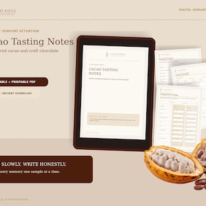 以下が含まれることがあります： 「Cacao Tasting Notes」と題された、調理済みカカオとクラフトチョコレートのためのデジタル感覚ワークブック。ドキュメントを表示したタブレット、印刷可能な3つのPDFページ、そして豆が見える割れたカカオポッドが含まれています。