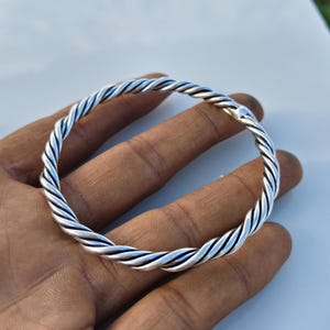 Handgjort armband i sterlingsilver med vridmoment, grovt boho-armband, minimalistisk silvermanschett, present till henne