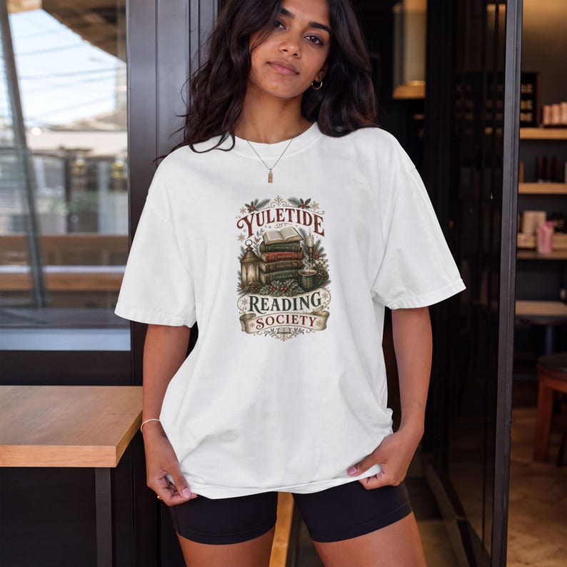 T-shirt van de Yuletide Reading Society | Cadeau voor boekenliefhebbers, kerstshirt voor lezers, T-shirt voor de feestdagen met leesthema afbeelding 4