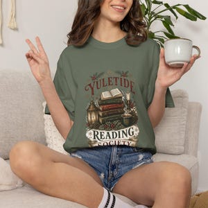 T-shirt van de Yuletide Reading Society | Cadeau voor boekenliefhebbers, kerstshirt voor lezers, T-shirt voor de feestdagen met leesthema afbeelding 6