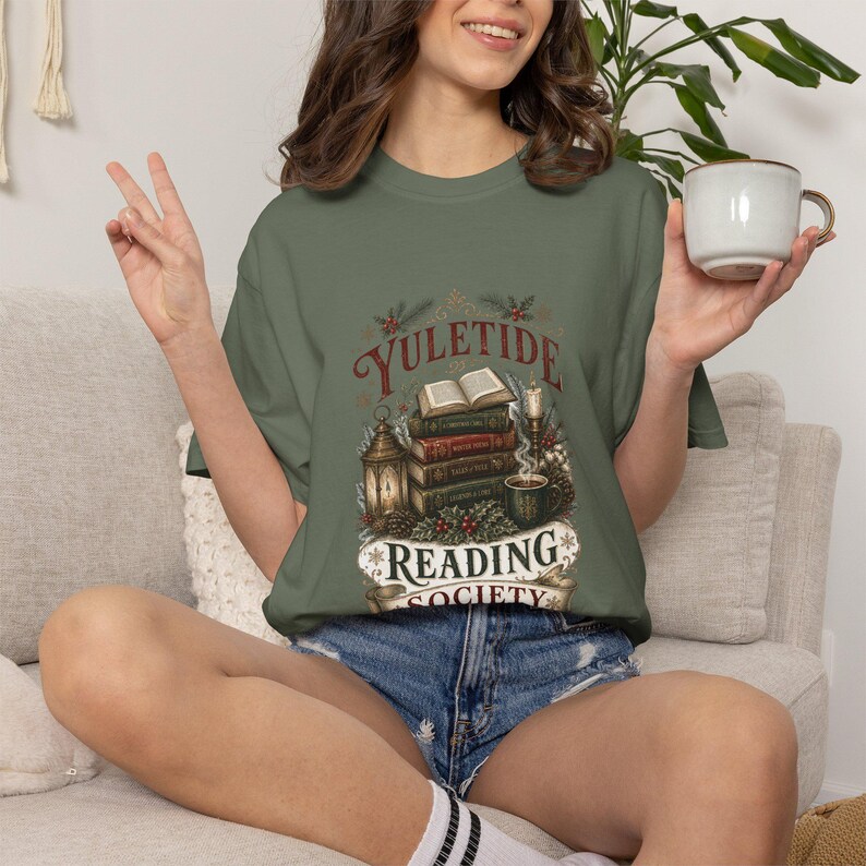 T-shirt van de Yuletide Reading Society | Cadeau voor boekenliefhebbers, kerstshirt voor lezers, T-shirt voor de feestdagen met leesthema afbeelding 6