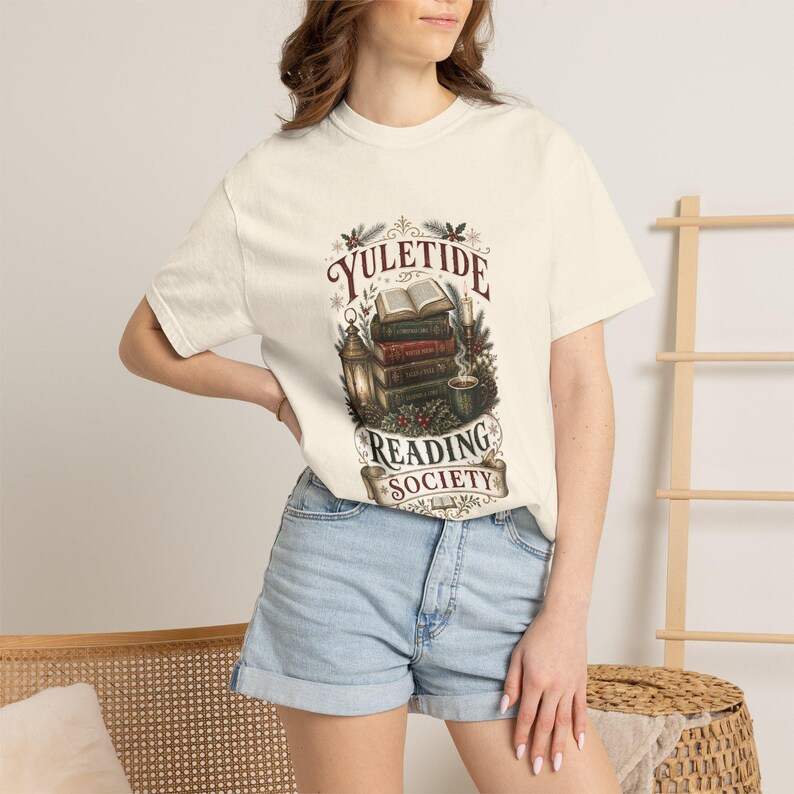 T-shirt van de Yuletide Reading Society | Cadeau voor boekenliefhebbers, kerstshirt voor lezers, T-shirt voor de feestdagen met leesthema afbeelding 2