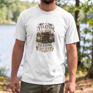 T-shirt van de Yuletide Reading Society | Cadeau voor boekenliefhebbers, kerstshirt voor lezers, T-shirt voor de feestdagen met leesthema afbeelding 3