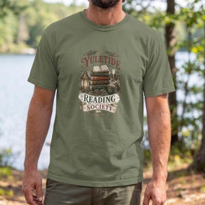 T-shirt van de Yuletide Reading Society | Cadeau voor boekenliefhebbers, kerstshirt voor lezers, T-shirt voor de feestdagen met leesthema afbeelding 5