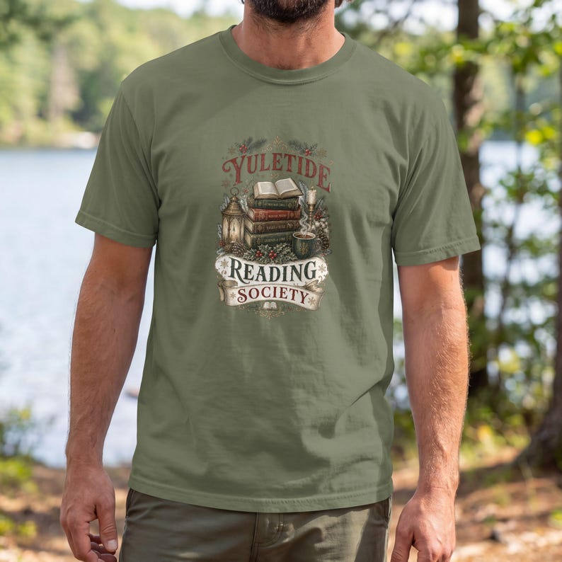 T-shirt van de Yuletide Reading Society | Cadeau voor boekenliefhebbers, kerstshirt voor lezers, T-shirt voor de feestdagen met leesthema afbeelding 5