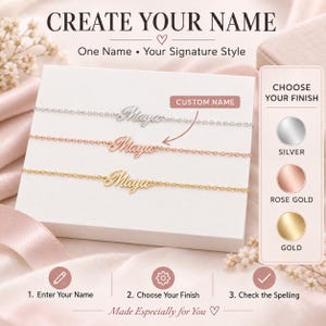 Può includere: Tre braccialetti personalizzati con il nome Maya in corsivo, disponibili nelle finiture argento, oro rosa e oro. L'immagine include il testo: CREATE YOUR NAME, One Name, Your Signature Style, CUSTOM NAME, CHOOSE YOUR FINISH.