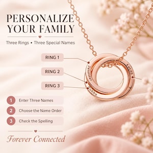 Può includere: Una collana in oro rosa con tre anelli intrecciati, ognuno inciso con un nome. Il testo recita: PERSONALIZE YOUR FAMILY, Three Rings, Three Special Names, RING 1, RING 2, RING 3, Enter Three Names, Choose the Name Order, Check the Spelling, Forever Connected.