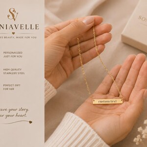 Può includere: Una collana a barra color oro con una catenina sottile e un ciondolo rettangolare inciso con le parole custom text. Il gioiello è presentato accanto a un testo del marchio che recita SONIAVELLE, personalized just for you e high quality stainless steel.