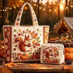 Op de afbeelding: Een gewatteerde tas en een bijpassend klein tasje met rits, beide voorzien van een borduursel van een eekhoorn, herfstbladeren, paddenstoelen en pompoenen op een crèmekleurige achtergrond met decoratieve bloemrijke zijpanelen en hengsels.