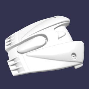 Könnte beinhalten: Ein weißes Kunststoffbauteil mit einer stromlinienförmigen, aerodynamischen Form, geformten Rippen, einer zentralen ovalen Vertiefung und einem sichtbaren Metallschraubenkopf auf der rechten Seite. Das Objekt hat eine glatte, matte Oberfläche und eine komplexe Struktur.