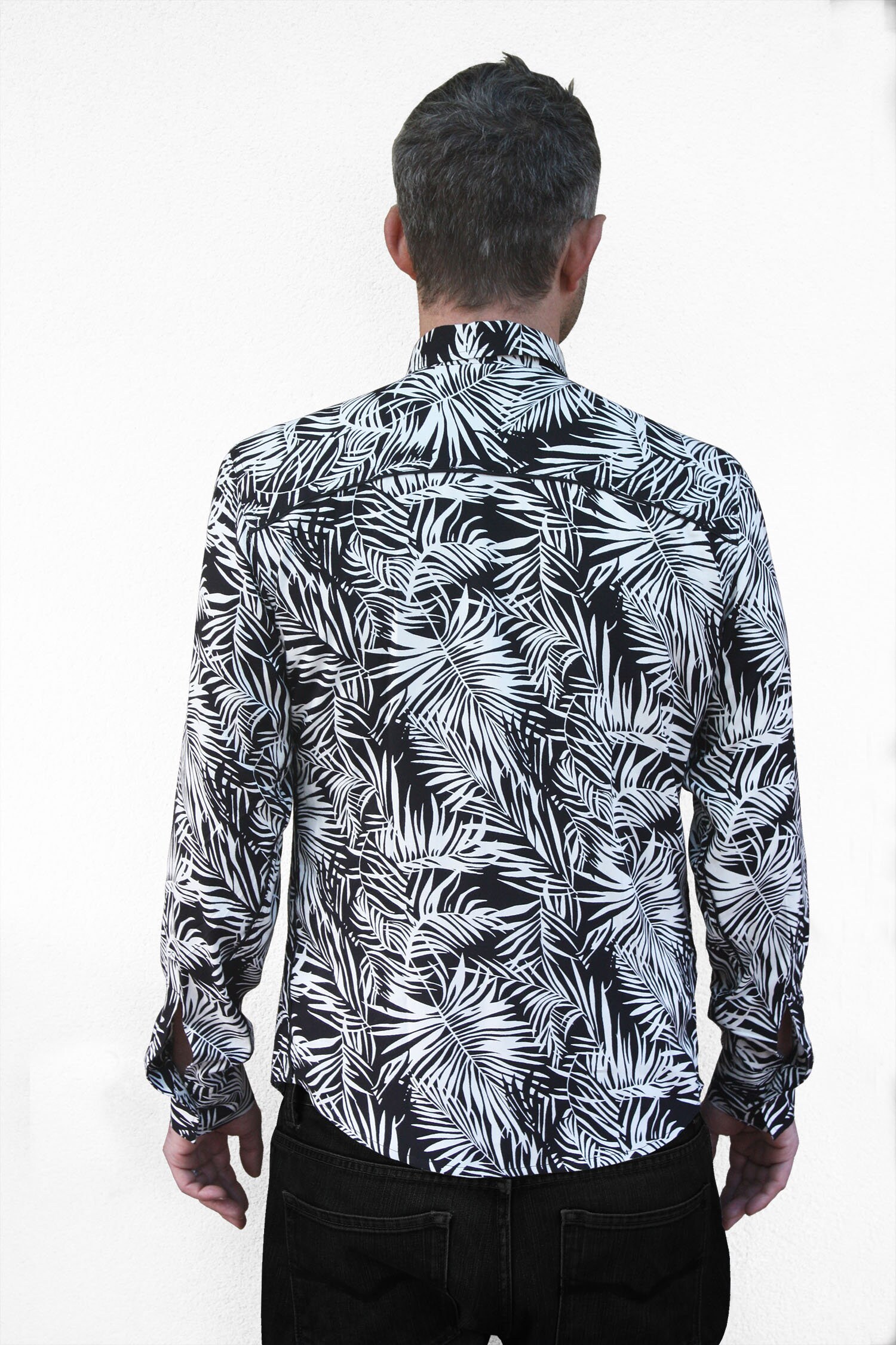 Camisa negra con palmeras blancas hotsell