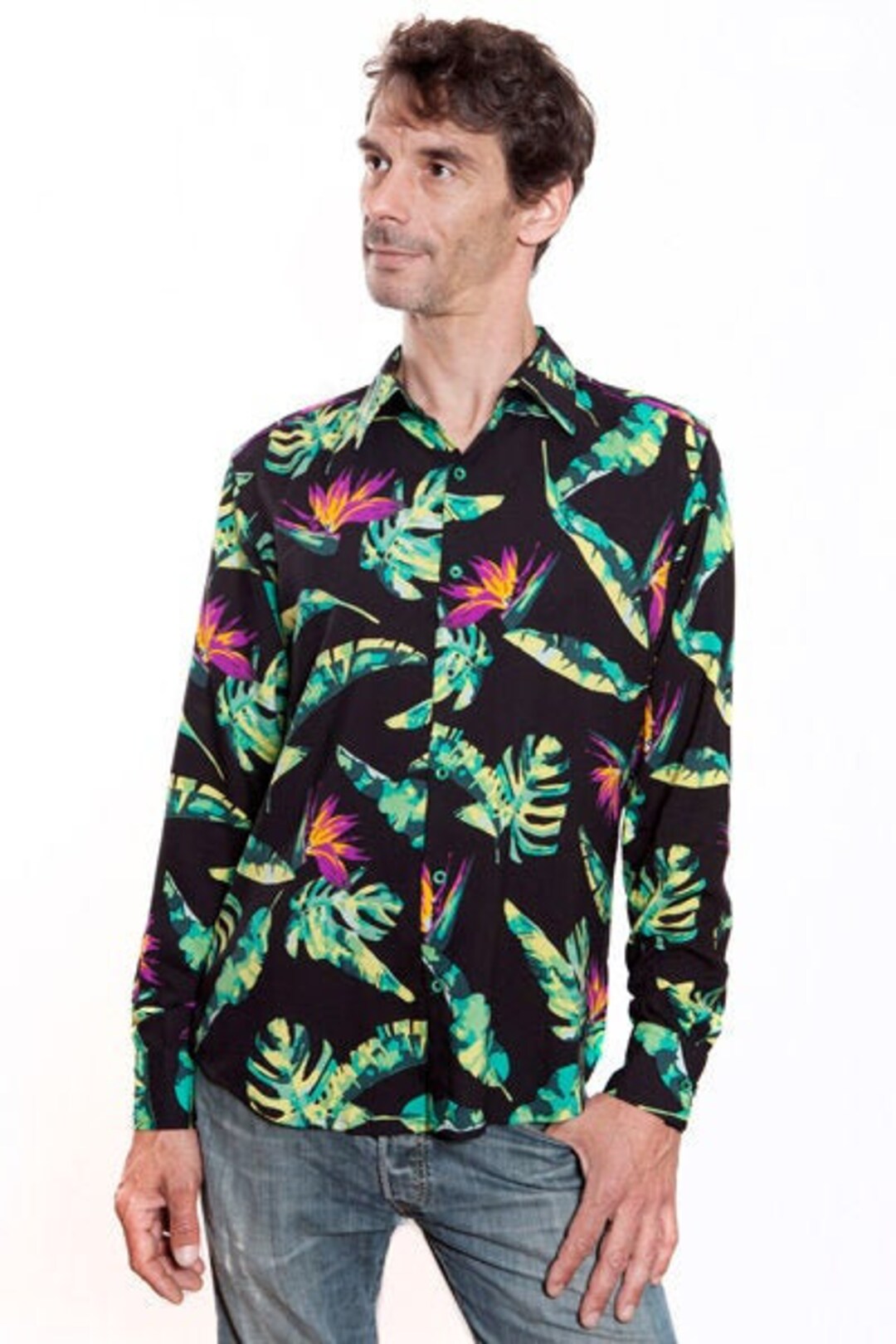 Camisa negra con flores hombre Aves del Paraíso España