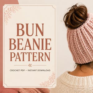 Puede incluir: Un gorro de ganchillo acanalado de color rosa claro con una abertura en la parte superior para un moño. El texto a la izquierda dice BUN BEANIE PATTERN, CROCHET PDF, INSTANT DOWNLOAD. El gorro tiene una pequeña etiqueta marrón en el borde.