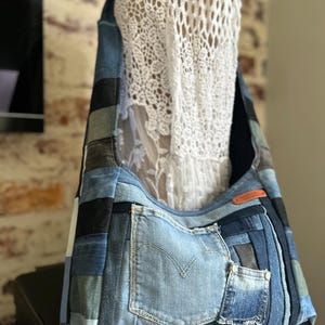 Hobo-väska tillverkad av återvunnen denim, Miljövänlig handgjord axelväska i patchwork-mönster, Stor tote-väska tillverkad av återvunnen denim
