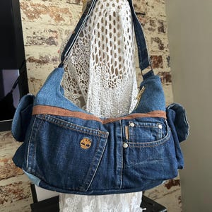 Sac besace upcyclé en jean et daim, Grand sac épaule patchwork denim fait main, Sac original écoresponsable, Création unique