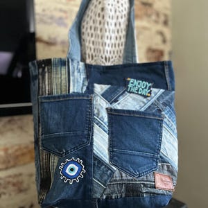Grande borsa tote in denim riciclato con toppe e ricami - Borsa tote upcycled, borsa a tracolla originale fatta a mano da Axyonel