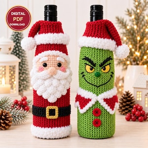Könnte beinhalten: Zwei gehäkelte Flaschenhüllen mit Weihnachtsmotiven. Eine Hülle zeigt einen roten Weihnachtsmann mit weißem Bart, Mütze und schwarzem Gürtel. Die andere zeigt eine grüne Figur mit gelben Augen, rotem Kragen und zwei Knöpfen. Text: DIGITAL PDF DOWNLOAD.
