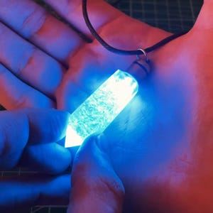 Atlantis Kida kristallhalsband | Glödande handgjort kristallhänge | Disney-fangåva