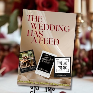 Może przedstawiać: Prostokątna tablica ślubna z beżowym tłem i ciemnoczerwonym napisem THE WEDDING HAS A FEED. Zawiera trzy ramki w stylu polaroida ze zdjęciami, tekstem i kodem QR oraz dolny napis: One wedding. One account. All the memories.