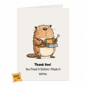 Op de afbeelding: Een wenskaart met een bruine bever die een gereedschapsgordel draagt en een moersleutel en een open gereedschapskist vasthoudt. De tekst luidt: Thank You! You Fixed It Before I Made It Worse. Een klein geel briefje met Thank You is ook zichtbaar.