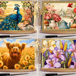 Puede incluir: Un juego de cuatro tablas de cortar rectangulares de cristal con diversos dise&ntilde;os: un pavo real azul estilo vidriera, una escena de jard&iacute;n con una tetera azul, una vaca highland marr&oacute;n en un campo de girasoles y lirios morados y amarillos.