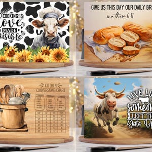 Puede incluir: Un juego de cuatro tablas de cortar rectangulares de vidrio con diversos dise&ntilde;os: una vaca con gorro de chef y girasoles con el texto Cooking is love made visible, pan con el texto Give us this day our daily bread, una tabla de conversi&oacute;n de cocina y una vaca corriendo con el texto Live like someone left the gate open.