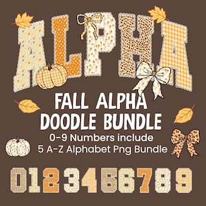 Op de afbeelding: Een digitaal grafisch ontwerppakket met het woord ALPHA in blokletters met patronen, vergezeld van de tekst FALL ALPHA DOODLE BUNDLE, 0-9 Numbers include, 5 A-Z Alphabet Png Bundle, en de cijfers 0-9, versierd met pompoenen, strikken en bladeren.