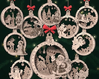 以下が含まれることがあります： STORYBOOK CHRISTMASとラベルされた10個の円形木製オーナメント。サンタ、雪だるま、キリスト降誕、トナカイなどのレーザーカットされたシーンが特徴です。各オーナメントには赤いリボンが付いており、厚さは3mmと4mmです。