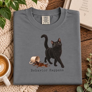 Camiseta Behavior Happens Black Cat, algodón teñido en prenda Comfort Colors, corte relajado unisex. Camiseta BCBA.