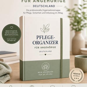 Puede incluir: Una carpeta organizadora blanca y verde salvia titulada PFLEGE-ORGANIZER FÜR ANGEHÖRIGE DEUTSCHLAND con una banda elástica vertical. La portada presenta un icono de hoja, texto y un corazón. Incluye insignias circulares e iconos inferiores que detallan funciones como almacenamiento de documentos, seguimiento de medicamentos y gestión de cuidados diarios.