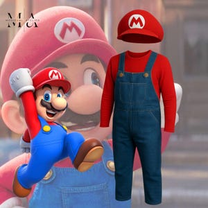 Può includere: Un set di costume composto da una maglietta rossa a maniche lunghe, una salopette in denim blu con bottoni gialli e un cappellino rosso con un cerchio bianco e una M rossa, mostrato accanto a un'immagine del personaggio Mario con lo stesso abbigliamento.