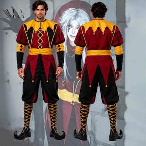 Könnte beinhalten: Ein Narrenkostüm bestehend aus einer rot-schwarzen Tunika mit gelbem Zackenkragen und Taillenschärpe, verziert mit kleinen goldenen Glöckchen. Das Outfit umfasst eine schwarze Hose mit roten Seitenteilen, schwarze Spitzschuhe und gelbe Beinwickel.