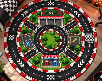 Op de afbeelding: Een rond vloerkleed met een racebaanontwerp met een centraal groen veld, een pitstop, een tankstation, een parkeerplaats en een start-finishlijn met geblokte patronen. De baan is omzoomd door rood-witte stoepranden en groene bomen.