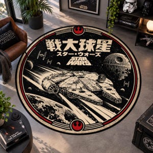 Op de afbeelding: Een rond vloerkleed met een zwart-witte Star Wars-afbeelding van de Millennium Falcon, de Death Star en TIE-fighters. Het ontwerp bevat Japanse tekst, het Star Wars-logo en rode symbolen van de Rebel Alliance binnen een cirkelvormige rand.