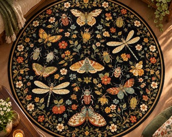 Op de afbeelding: Een rond zwart vloerkleed met een gedetailleerd botanisch patroon van diverse kleurrijke vlinders, libellen en kevers, verspreid tussen oranje, gele en witte bloemen en groene bladranken over het gehele oppervlak.