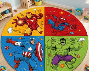 Op de afbeelding: Een rond vloerkleed verdeeld in vier gekleurde kwadranten met Marvel-stripfiguren: Iron Man in het geel, Spider-Man in het rood, Captain America in het blauw en de Hulk in het groen, allemaal afgebeeld in dynamische actiehoudingen.