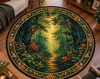 Op de afbeelding: Een rond vloerkleed met een gedetailleerd boslandschap met een centraal pad verlicht door gouden licht, omringd door weelderig groen gebladerte, varens en herfstbladeren, omsloten door een decoratieve zwart-gouden cirkelvormige rand.