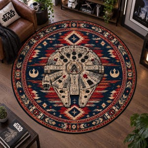 Peut inclure: Un tapis rond orné d'un motif central représentant le Faucon Millenium de Star Wars. Le design présente un fond bleu foncé avec des motifs géométriques rouges, blancs et beiges, ainsi que deux symboles de l'Alliance rebelle sur les côtés.
