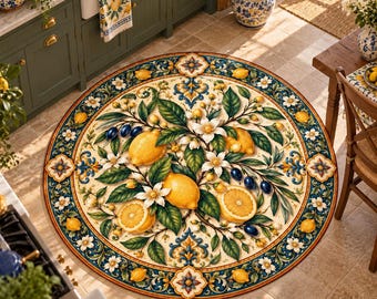 Op de afbeelding: Een rond vloerkleed met een centraal patroon van gele citroenen, witte bloesems en groene bladeren op een crèmekleurige achtergrond, omringd door een decoratieve rand van blauwe, gouden en witte bloemmotieven in een symmetrische opstelling.